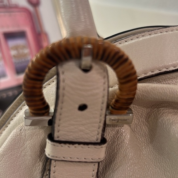 Salvatore Ferragamo shoulder bag with COA EUC cream color - Picture 9 of 17